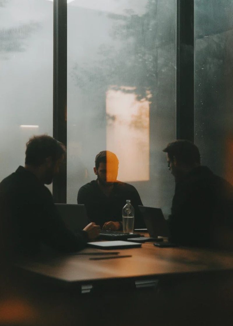 Vier Personen an einem Besprechungstisch